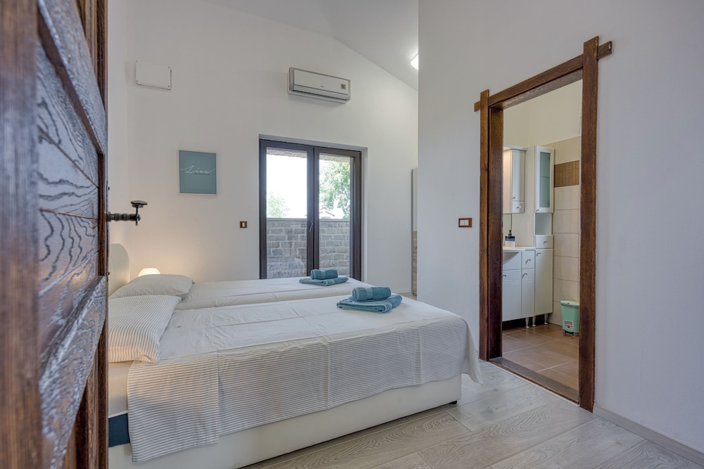 Villa Kristina With Pool