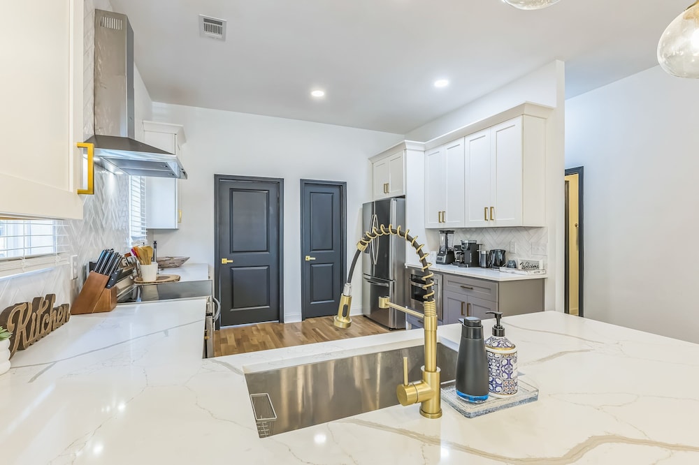 Stylish Bungalow Near Beltline & Breweries 4 Bedroom Bungalow