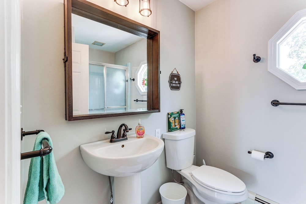 Walk to Town: Charming Unit w/ Balcony in Bedford!