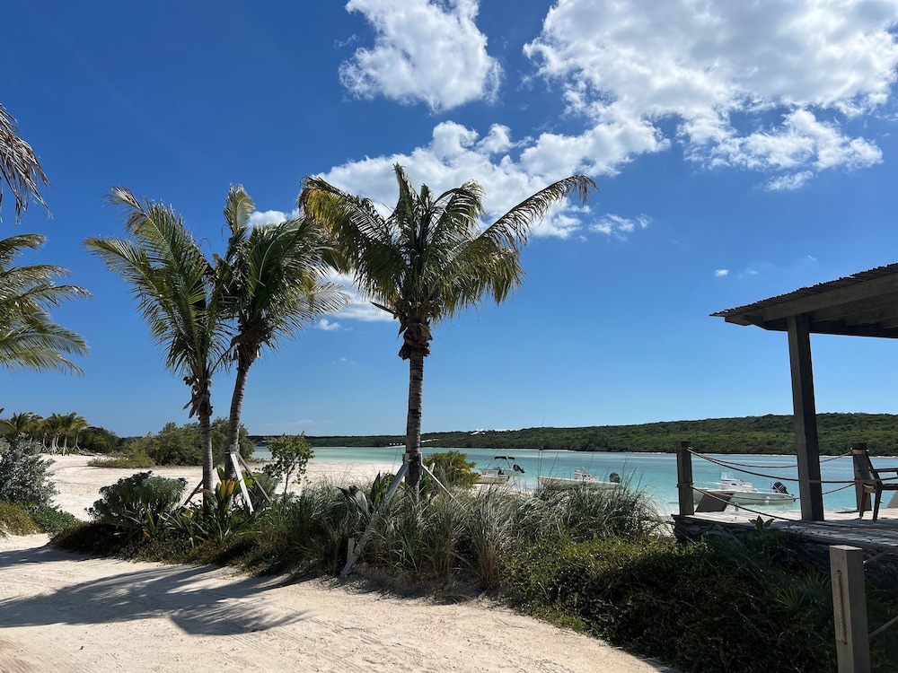 Hohum - Private Beachfront House On Exclusive Windermere 3 Bedroom Home
