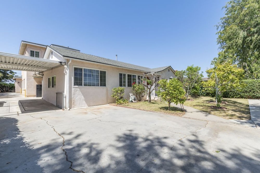 Charming Spacious Home - Modern Comforts Prime Location