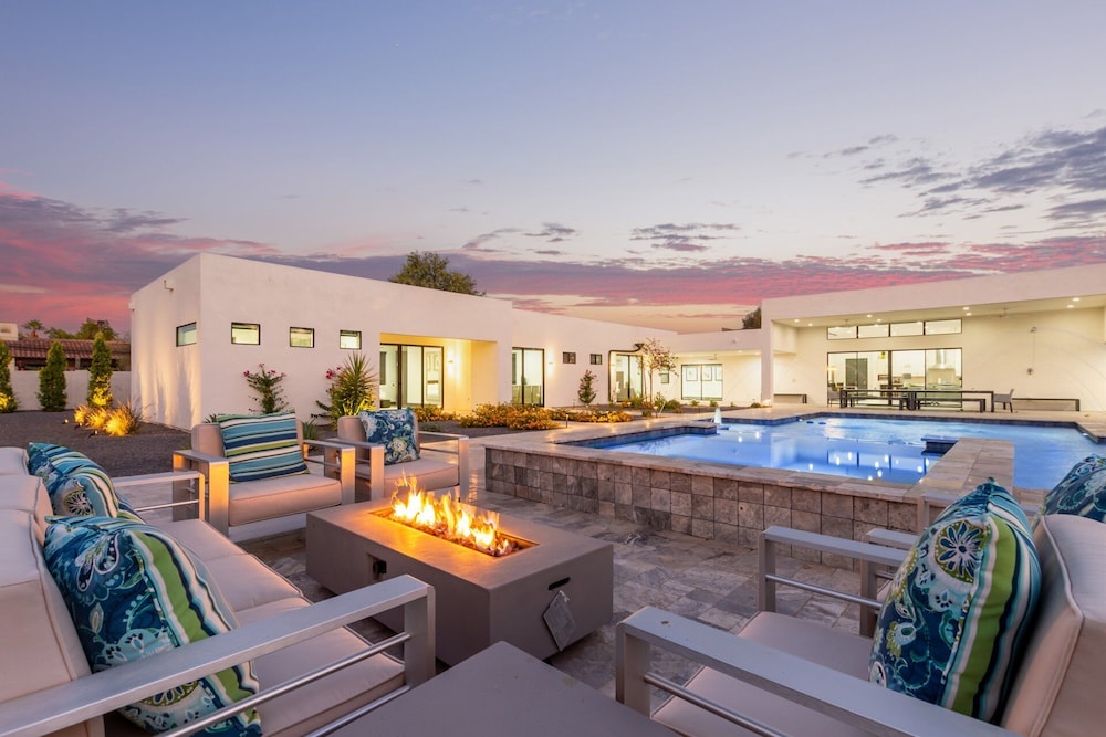 Luxe - Modern Mansion - Private Resort