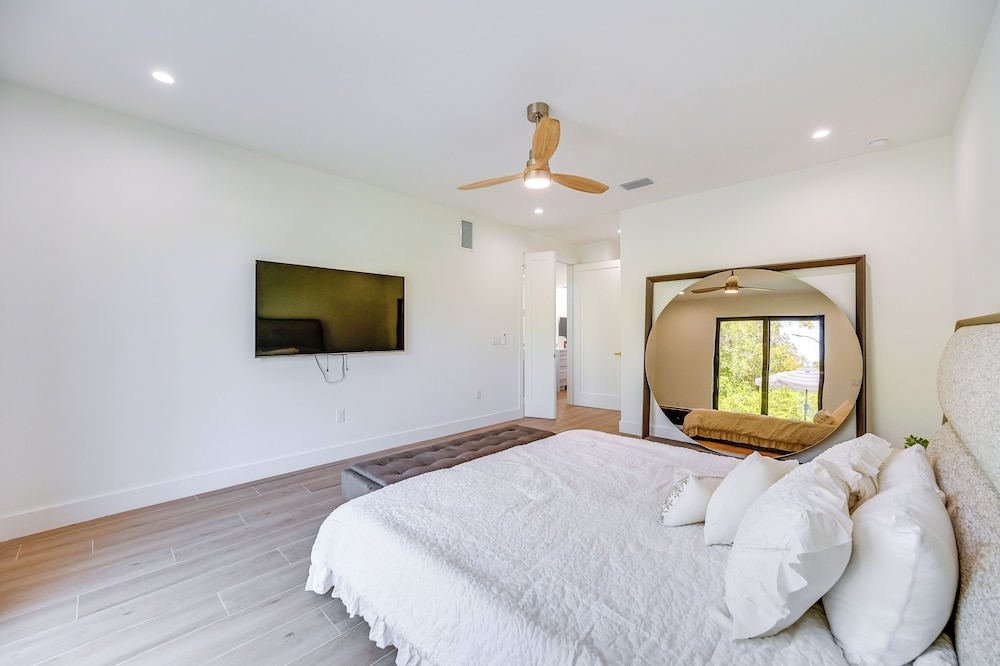 3 Mi to Naples Beach: Luxurious Home w/ Pool!
