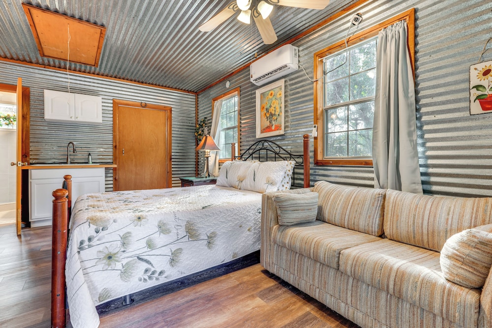 Cozy Couple's Cottage w/ View Near Canyon Lake!
