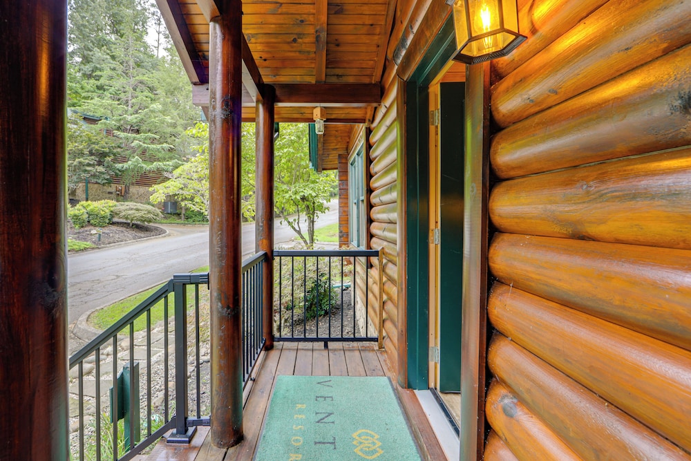1 Mi to Dtwn Gatlinburg: Hot Tub Haven in Smokies!