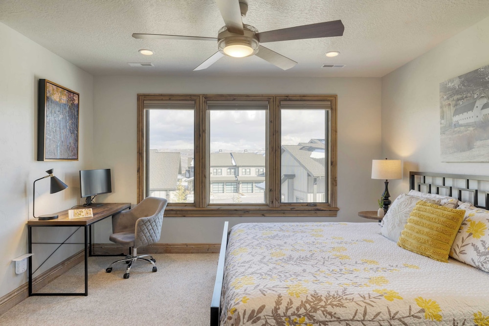 Blue Skies Lakeside Family-friendly Getaway w/ Hot Tub & BBQ