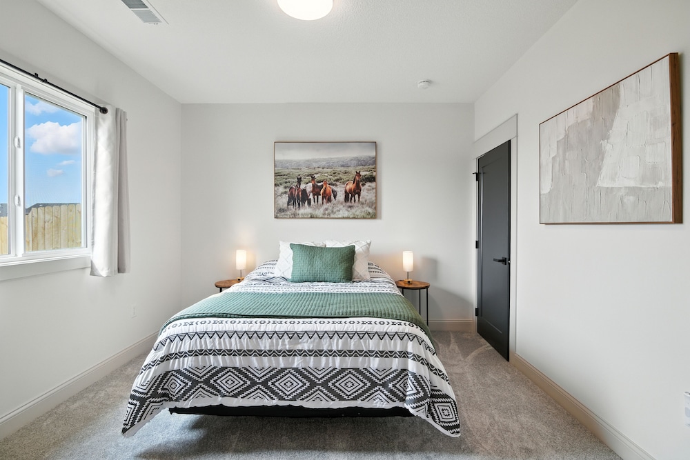 Brand New Cool Comfy Lawrence Retreat 3 Bedroom Duplex