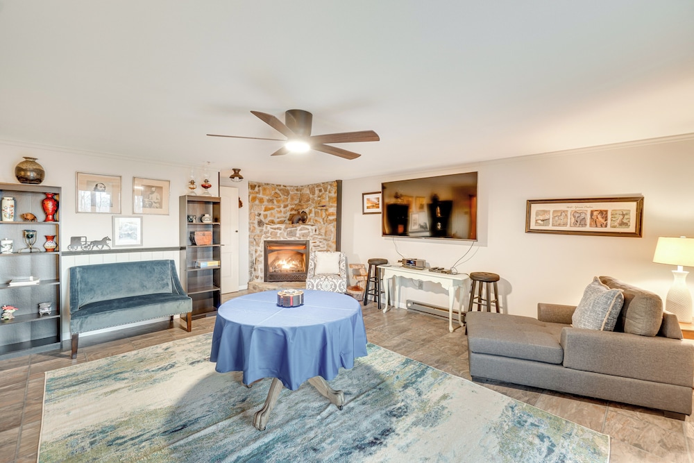Knoxville Home: On-site Hiking & Outdoor Kitchen!