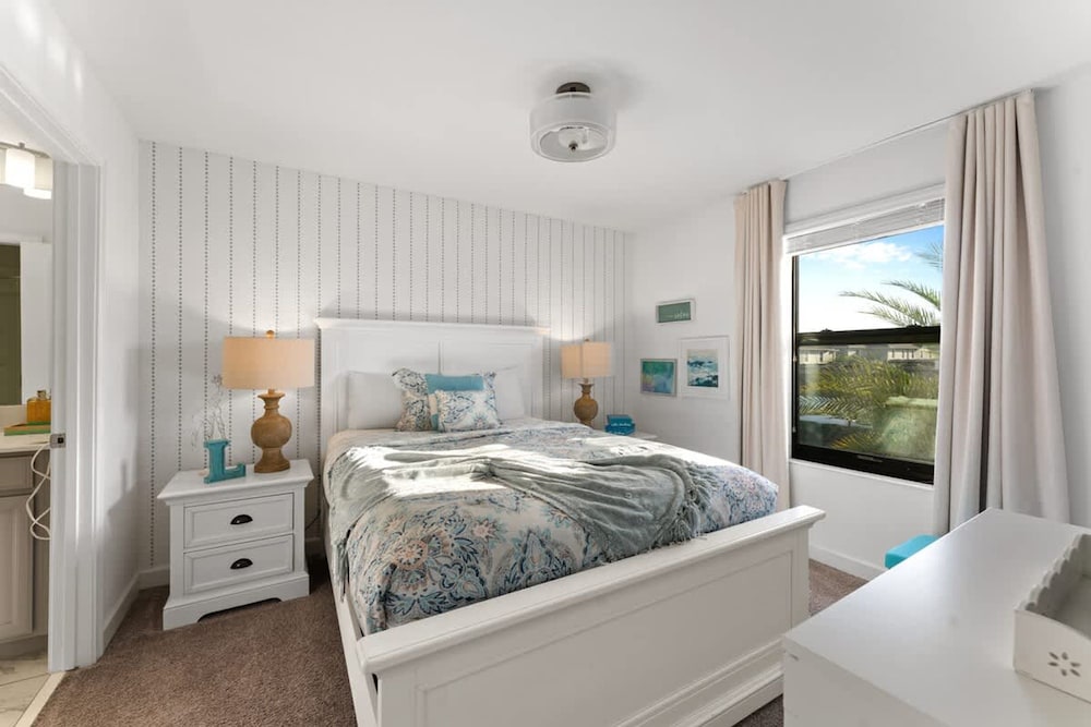 Luxury Decor 6BR at Storey Lake Sleeps 16 Sl2945