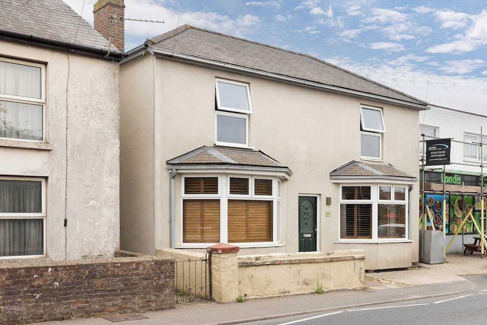 Spacious 4-bed Near City Sea
