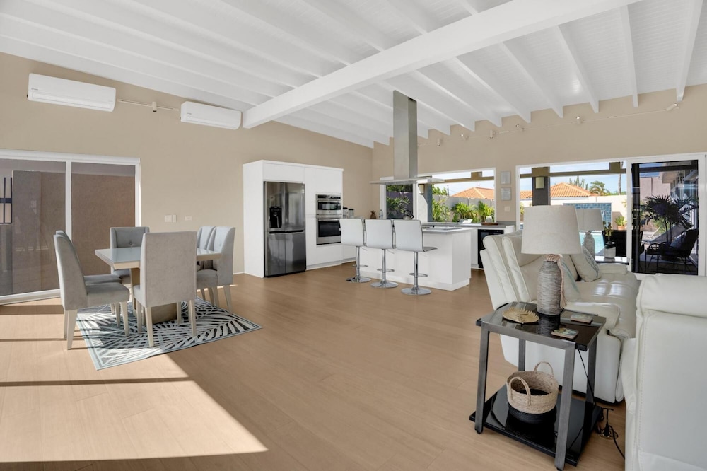 Villa Blue Topaz - Oasis With Pool Hot tub Sauna