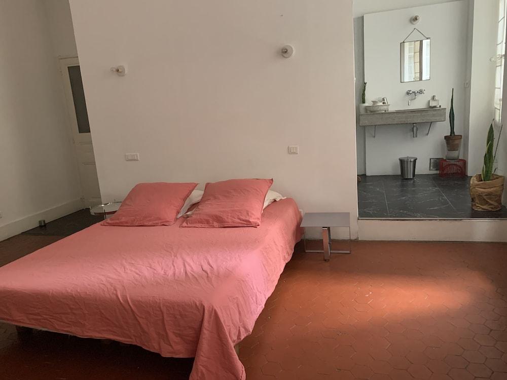 Liberté en Marseille — hotel room