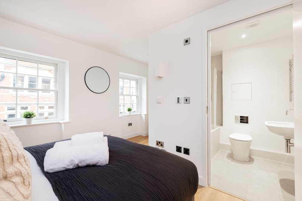 Modern 2BR 2BA with Balcony by Soho