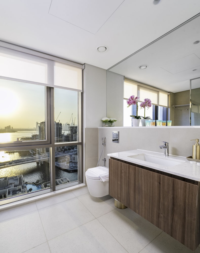 Chic 2 BR in Vida Residences Canal View