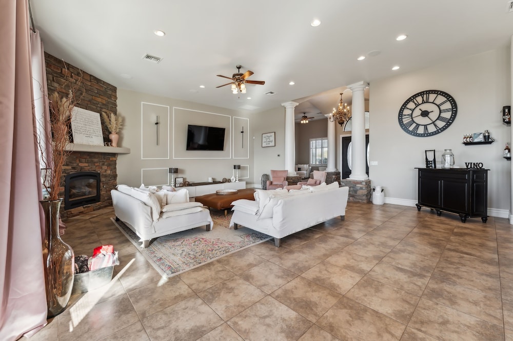 Luxury Home With Slide Pool/spa/movie Theatre 5 Bedroom Home