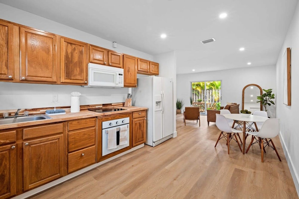 Spacious 2 BR Sailboat Bend
