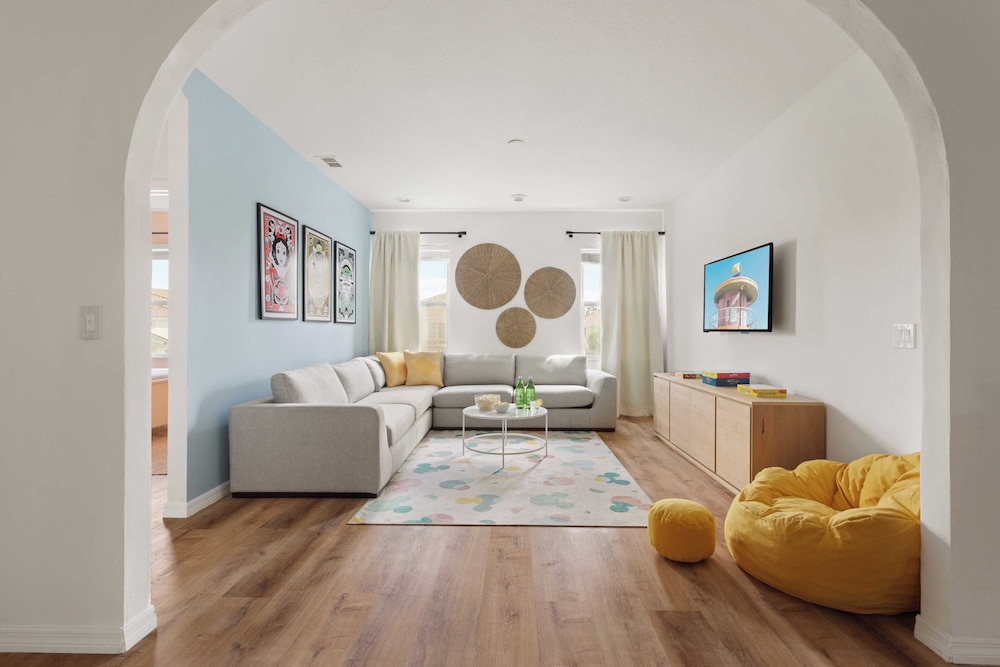 Sleeps 18! Solterra Resort, Pool, Gameroom, Themed Bdrs Broad Oak by Avantstay