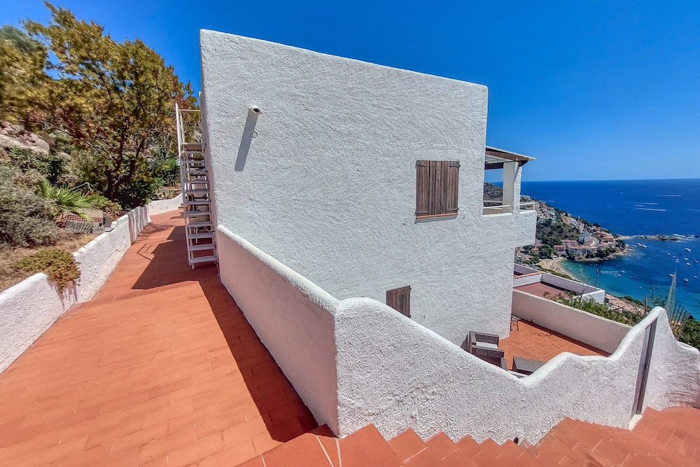 Apartment With Furnished Terrace