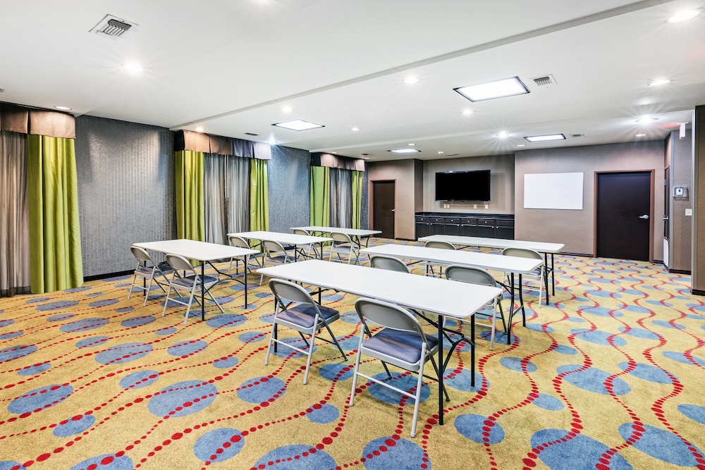 Holiday Inn Express & Suites Floresville by IHG