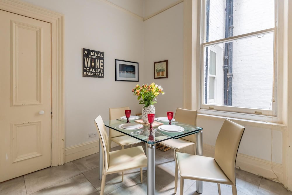 Lovely Chelsea Home Near The Thames by Underthedoormat