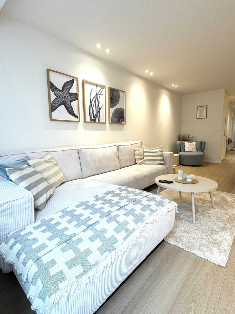 Spacious Bright Apartment Steps From the Beach i