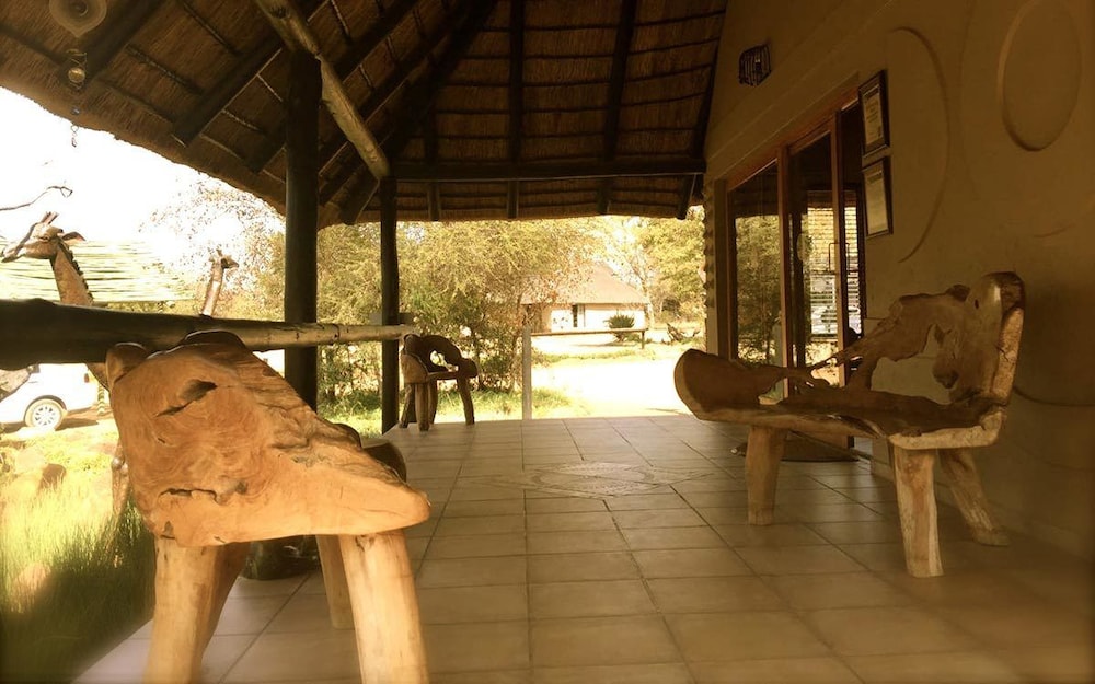 Ukutula Lodge & Game Reserve