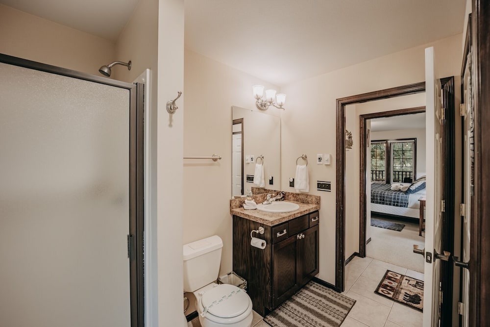 89gs - Hot Tub - Pets Ok - Wifi - Sleeps 4 1 Bedroom Home by RedAwning