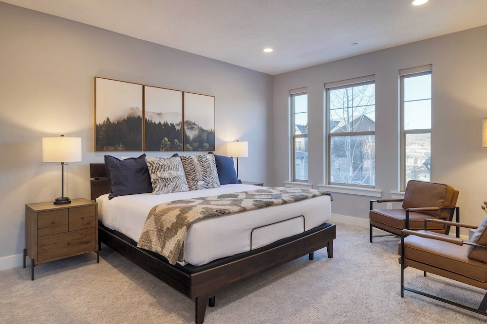 Abigail Drive Year-round Retreat w/ Hot Tub Near Trails + Historic Main St
