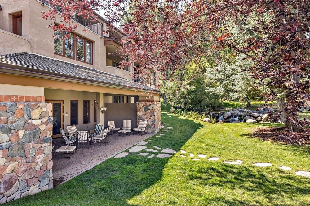 Stunning Renovated 2 Bedroom in Arrowhead Village! Studio Condo
