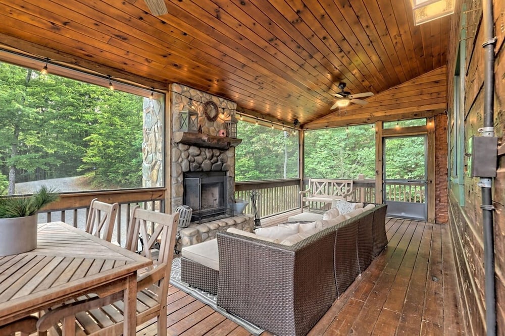 Hot Tub 3 Fireplaces Mountain Views Game Room