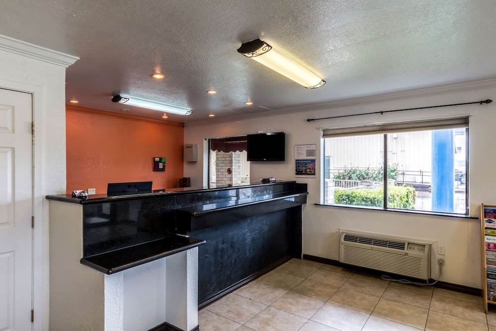 Motel 6 San Antonio, Tx - Frost Bank Center view 4
