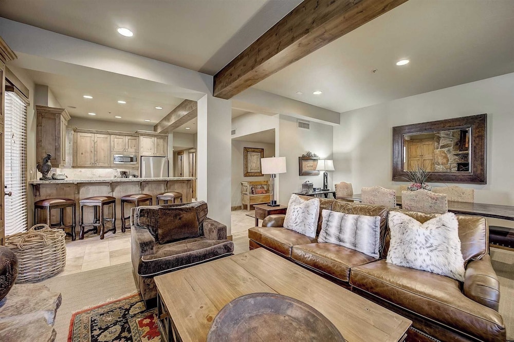 7 Condos, Ski-in/ski-out + Hot Tubs Sleeps 30 Mont Cervin by Avantstay