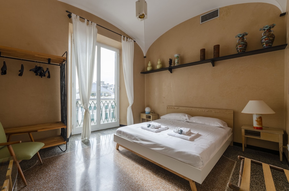 JOIVY Exclusive 3-bedroom flat near Cathedral of Genoa view 2