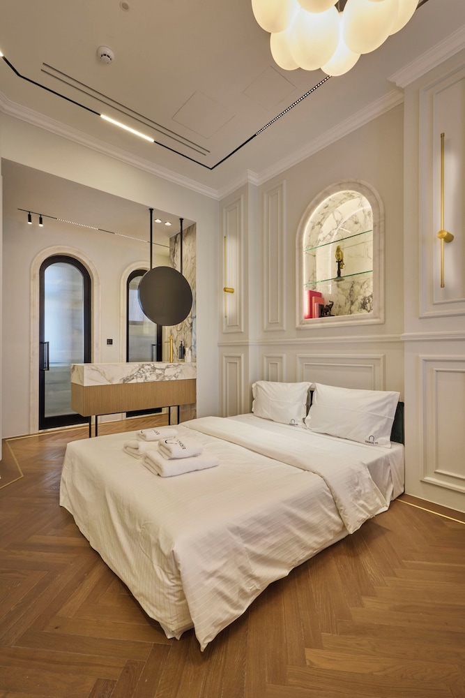 Ermou 99 Intelligent Private Suites