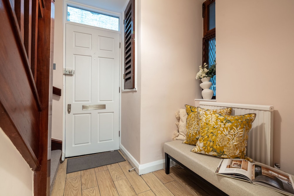 Spacious 2BR House by Madame Tussauds