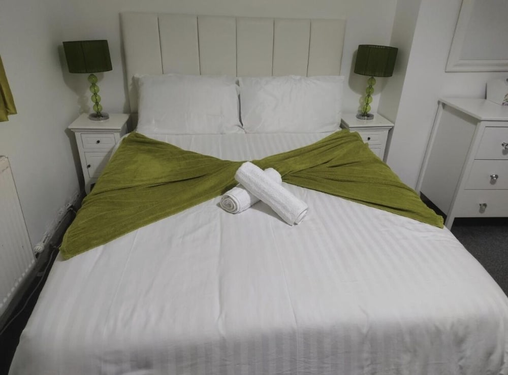 Self Contained 2 Bedrooms House Free Parking view 2