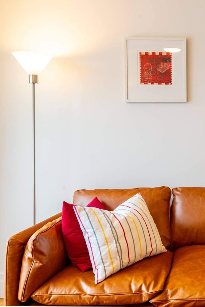 Elegant 2 Bedroom Family House With Backyard in Richmond