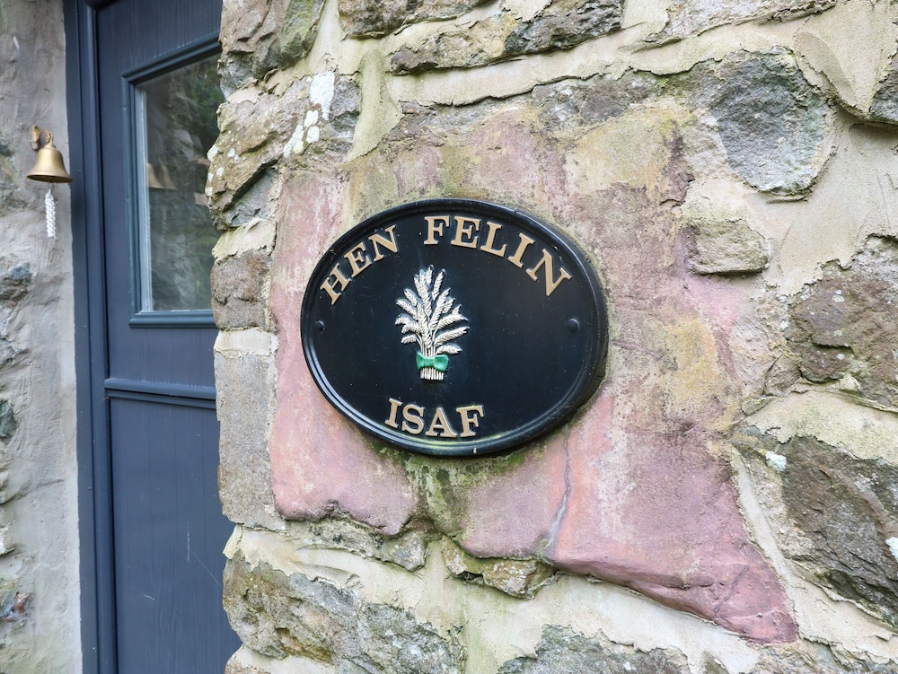 Hen Felin Isaf