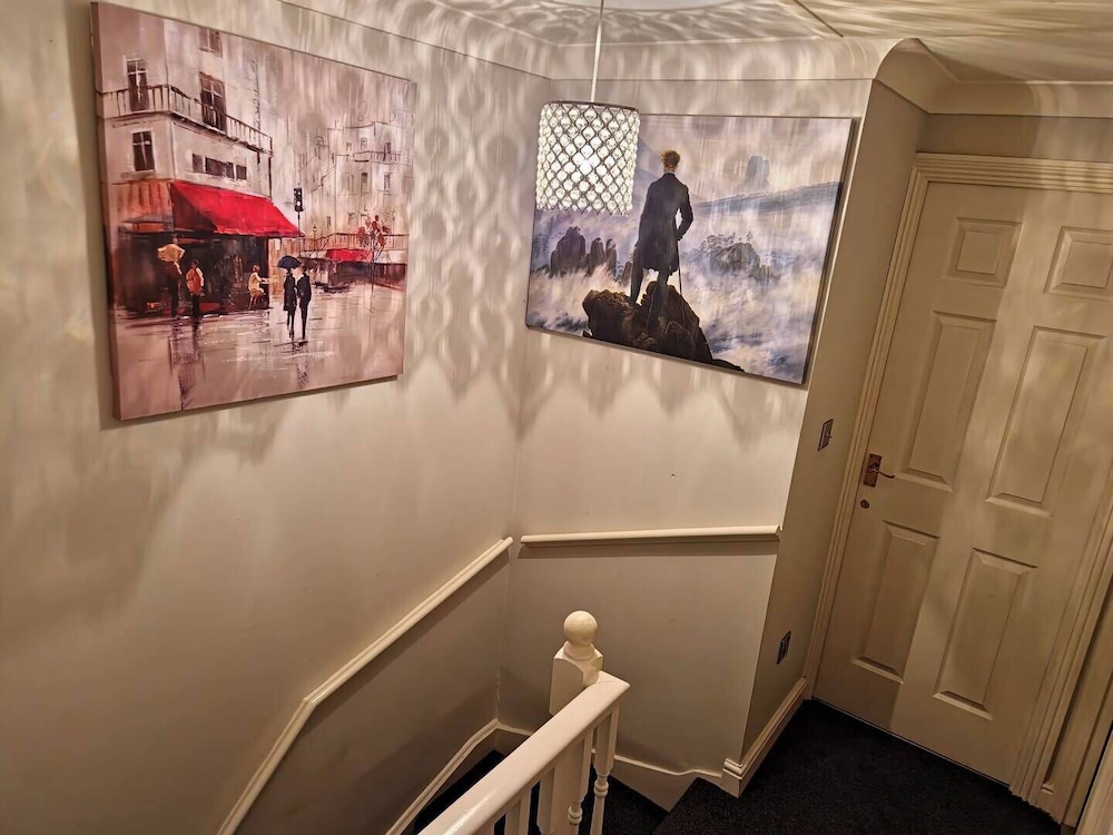 3 Bed House - Sleeps 6 - Parking - Wifi