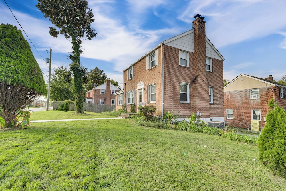 10 Mi to Washington: Wheaton Studio Suite