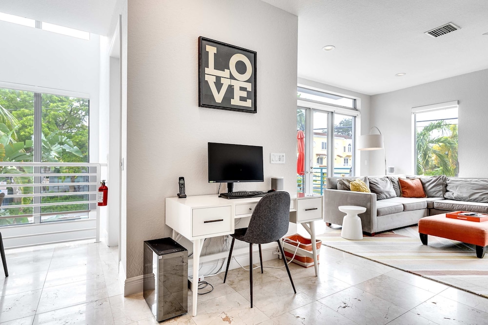 NEW 3-story Townhome With Pool Room Expansive Balcony Seconds Away From Las Olas