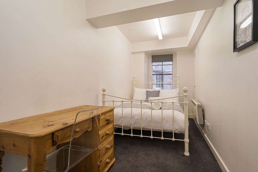Royal Mile 5 BR Apartment nr Castle view 4