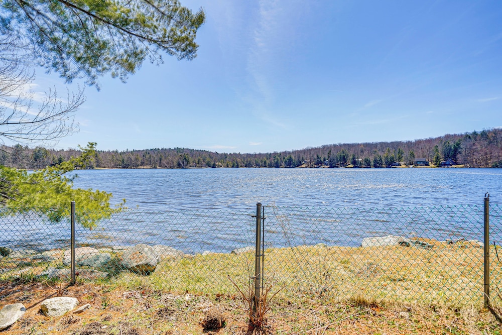Watercrafts & Dock: Stunning Lakehouse in Becket!