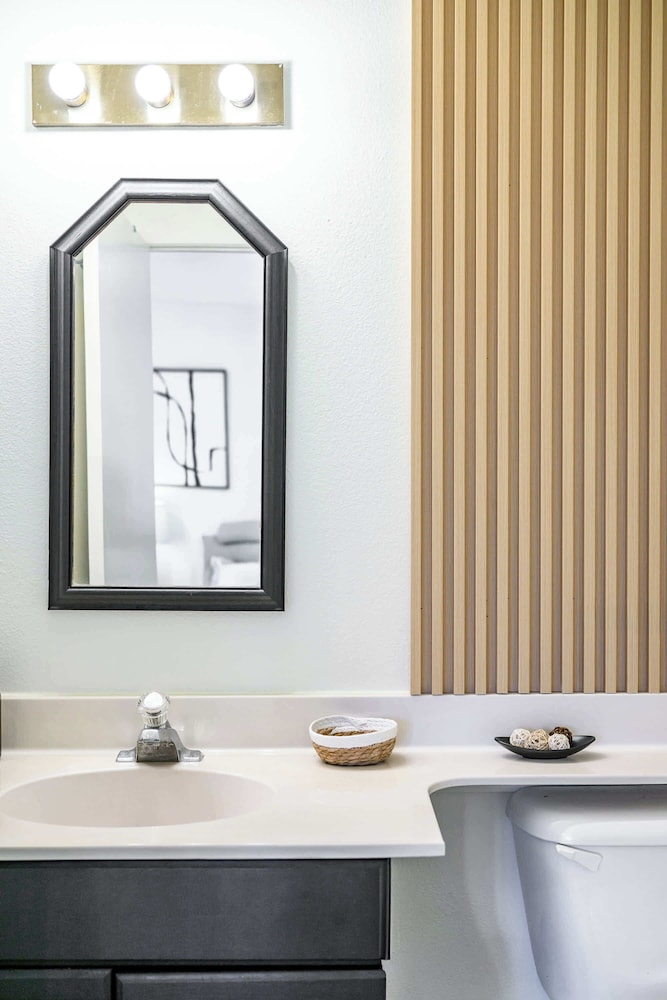 Near Dtla Gem Stylish Private Suite w King bed