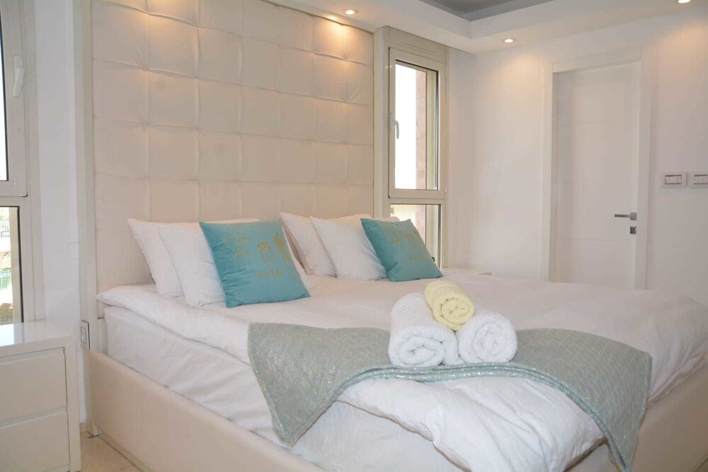 Renovated White 3BD next to Beach - Pool