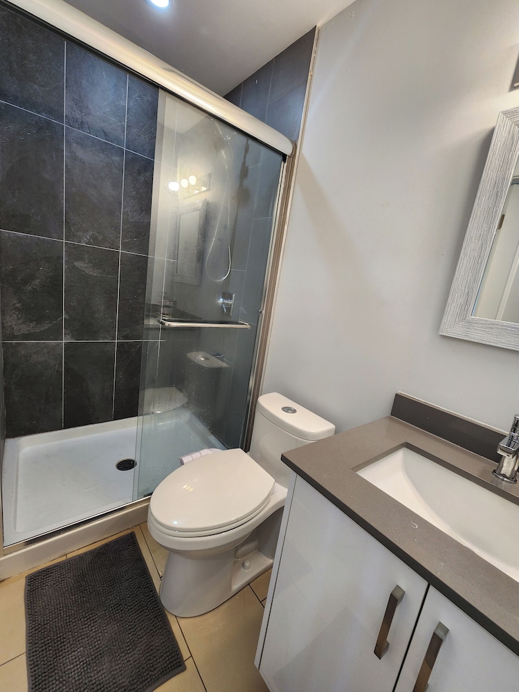 Surrey Vacations - Sarla Villa Surrey - Property Image 5
