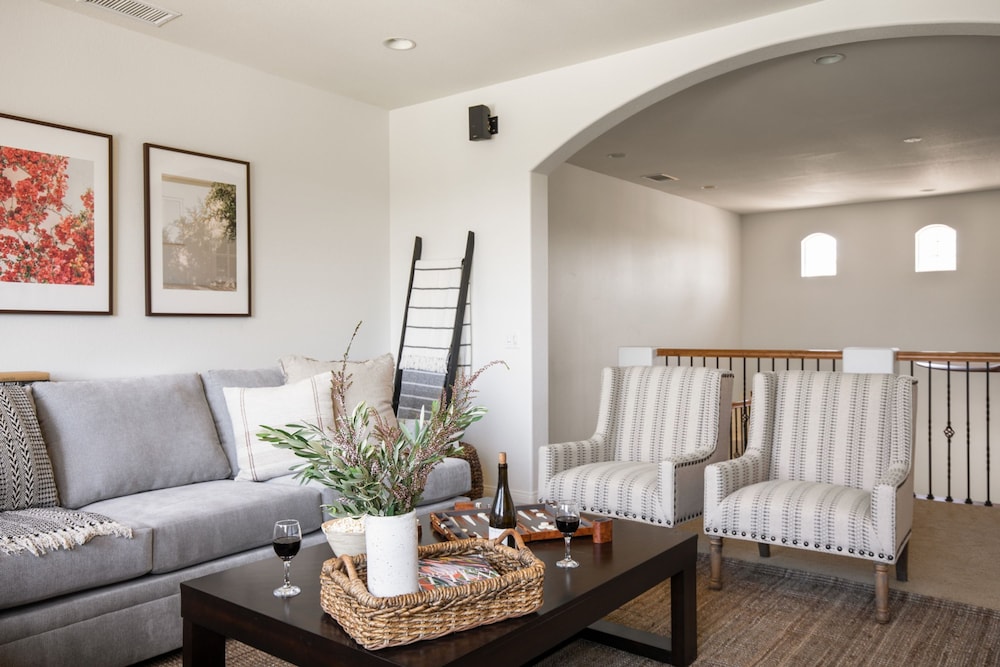 Villa Verdot by Avantstay Spectacular 6 BR Estate w Pool Hot Tub Tennis B-ball Courts