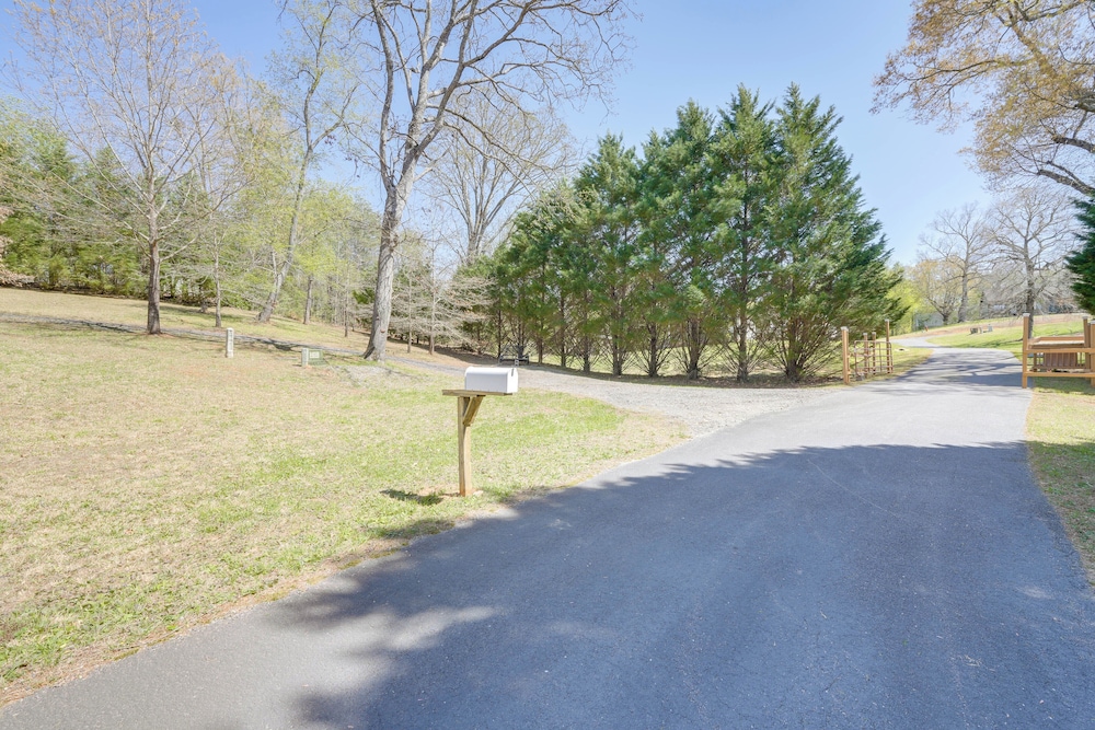 3 Mi to Hiawassee: 'berry Cute Country Cottage'