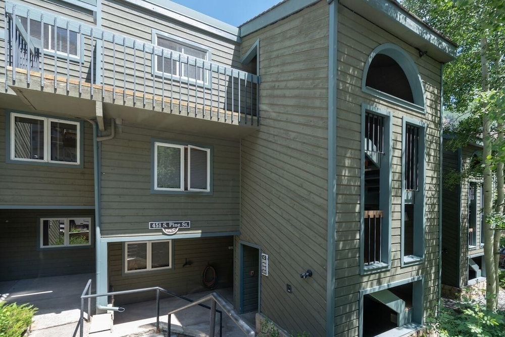 Riverside Dream! Quiet Spot W Deck, 5 Min Walk To Gondola & Main St. 2 Bedroom Condo by RedAwning view 5