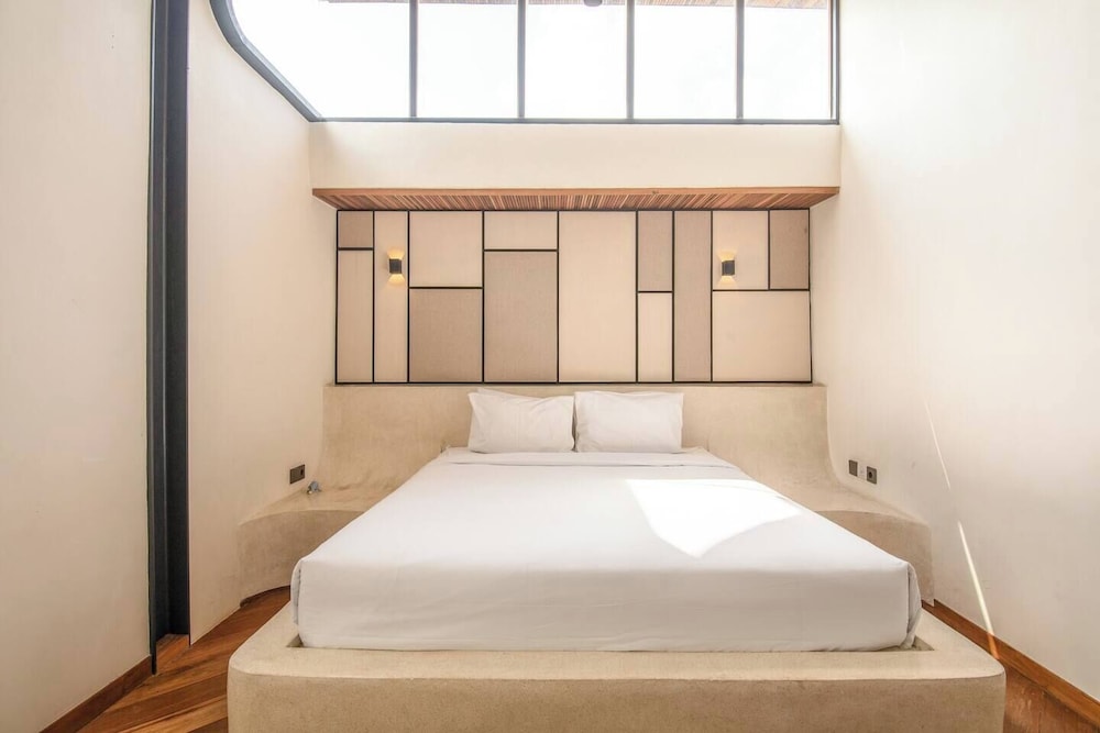 Exquisite 1-br Loft Art Deco Charm Shared Pool